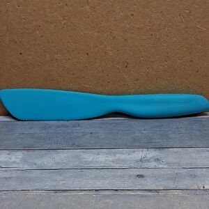 Tupperware Sandwich Spreader Cake Knife Serrated Blue